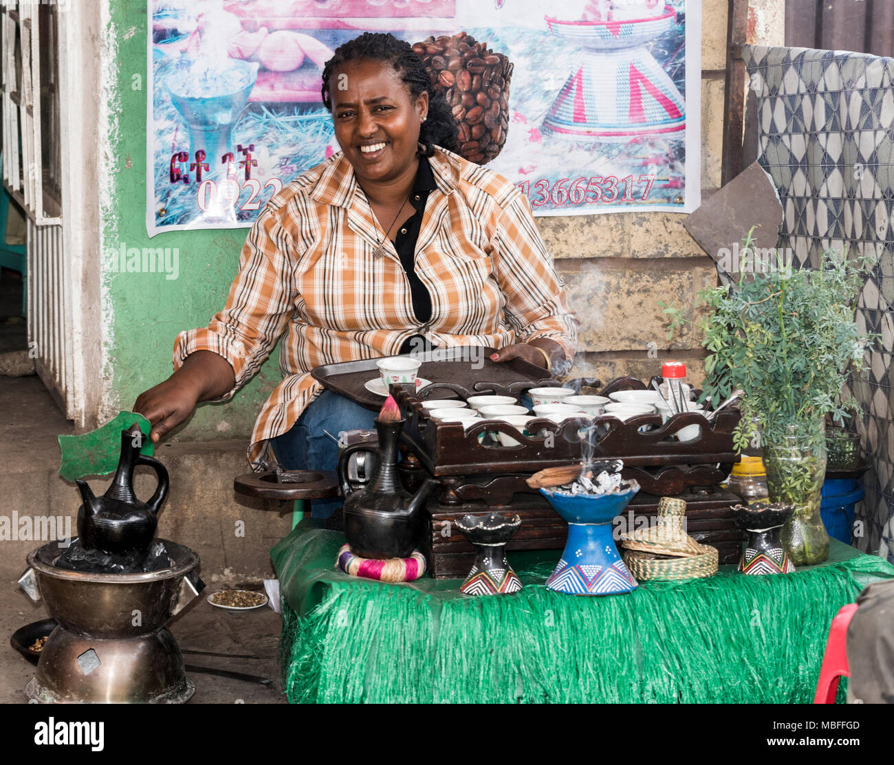 Etiope caffè tradizionale cerimonia donna bunna preparazione di caffè in Etiopia ad Addis Abeba Foto Stock