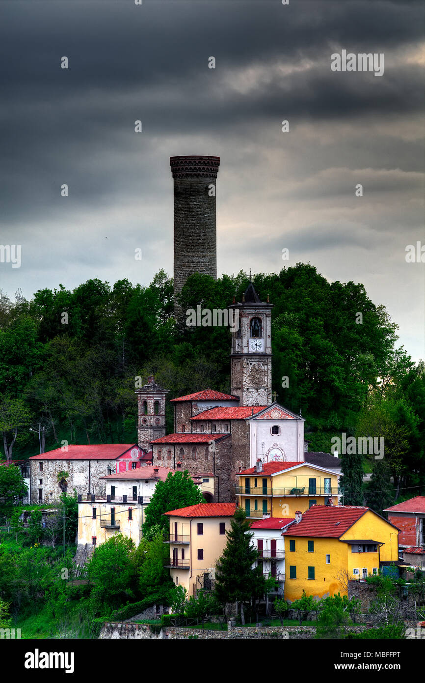 Una vista di Castellino Tanaro, con la sua antica torre, nelle Langhe, Piemonte, Italia. Foto Stock