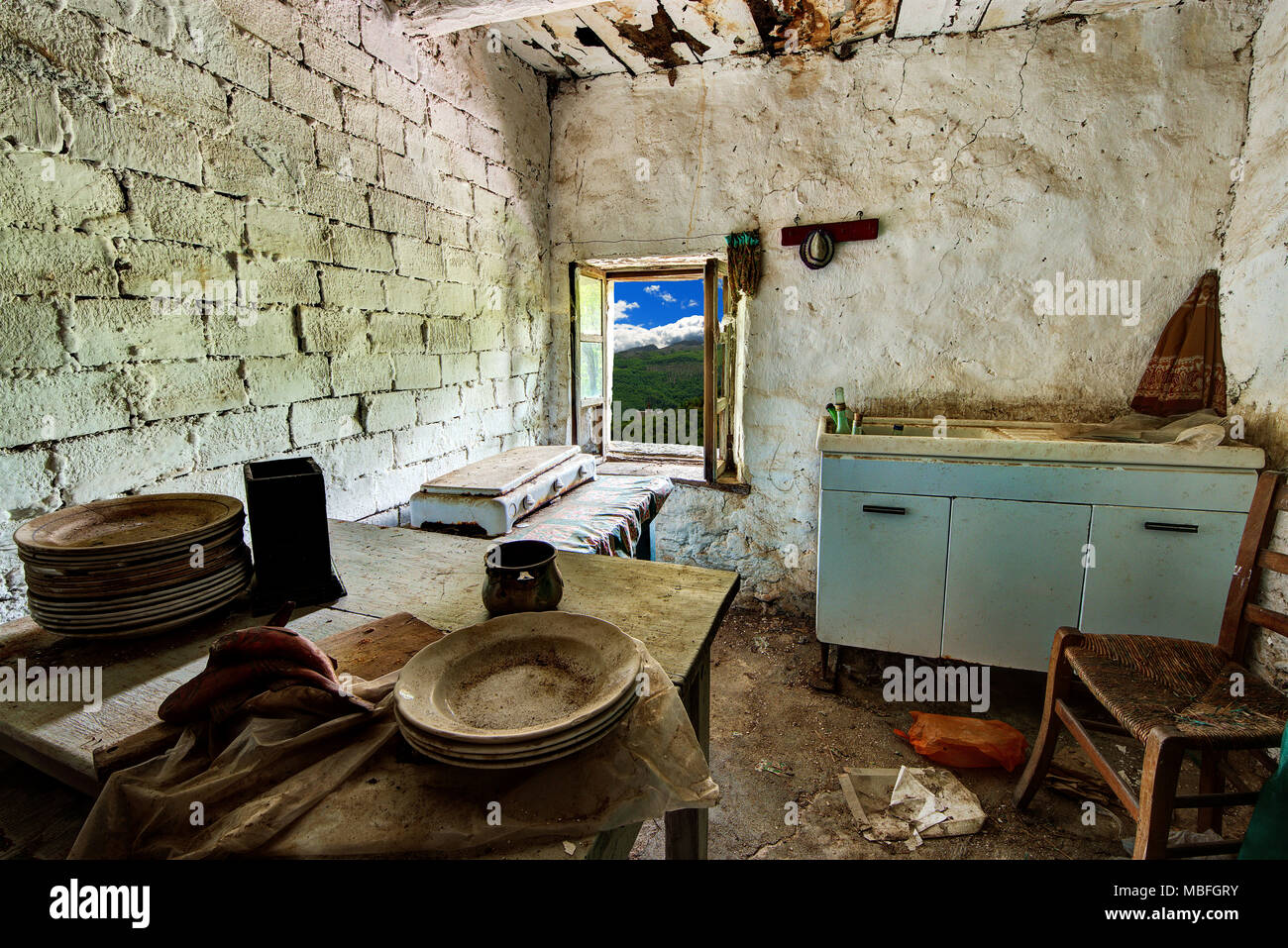 Casa abbandonata cucina nel villaggio alpino di Mindino, comune di Garessio, in Piemonte, Italia. Foto Stock