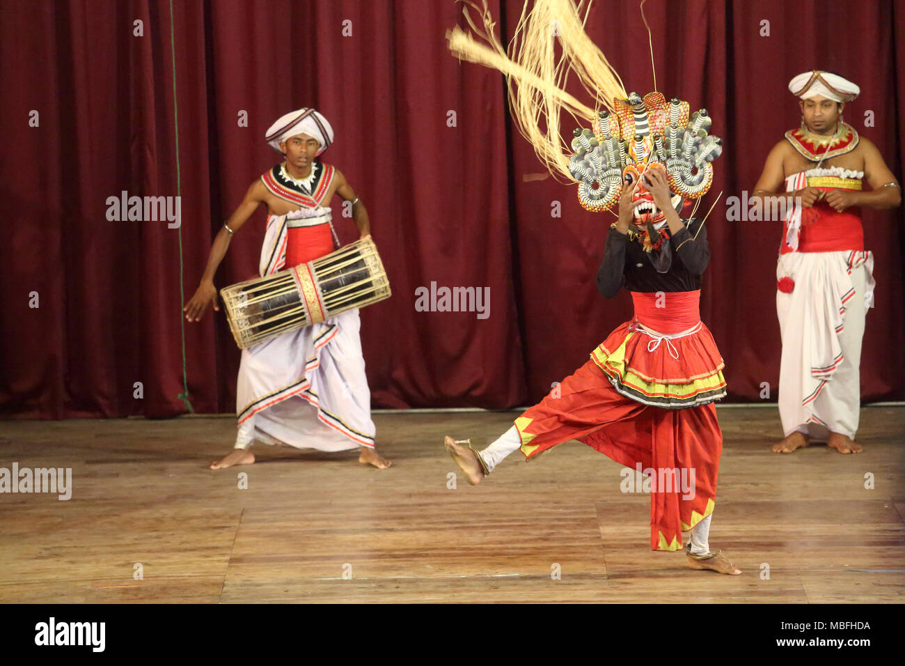 Sangaraja Mawatha Kandy centrale Provincia dello Sri Lanka Kandyan Centro Culturale ballerino Kandyan eseguendo Naga Gurulu Mask Dance Foto Stock