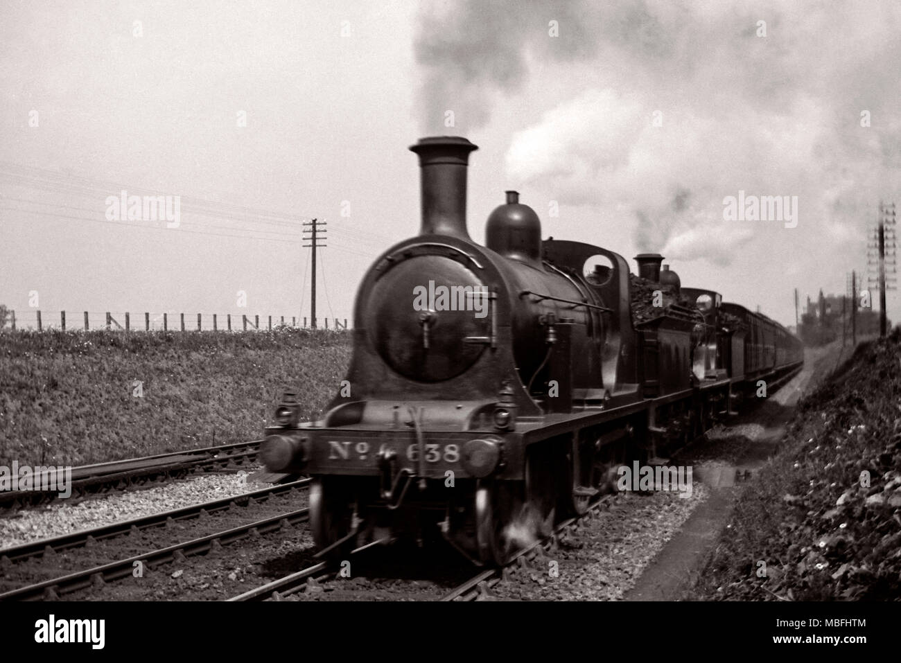 Circa 1909 immagine presa da una lastra di vetro negativo di un treno a vapore n. 638 in una posizione sconosciuta. Foto Stock