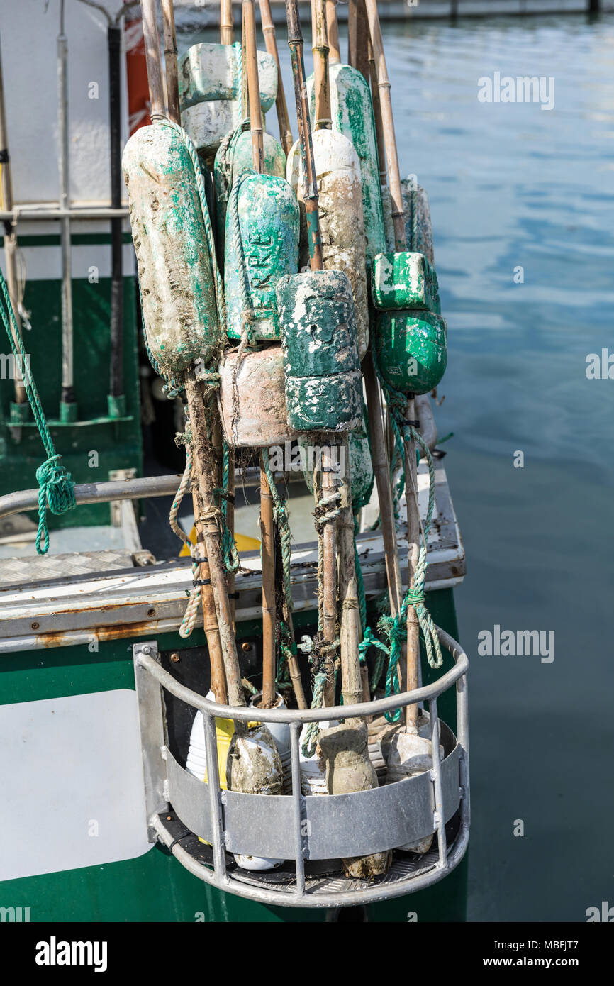 Galleggianti utilizzati per rete da pesca nella parte posteriore della barca Foto Stock