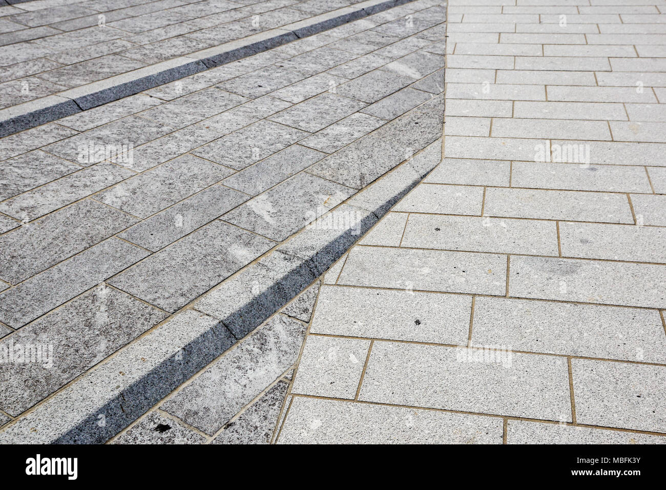 Modo di rampa con dettaglio per disabili su sedia a rotelle di sostegno dei portatori di handicap. Architettura moderna Foto Stock