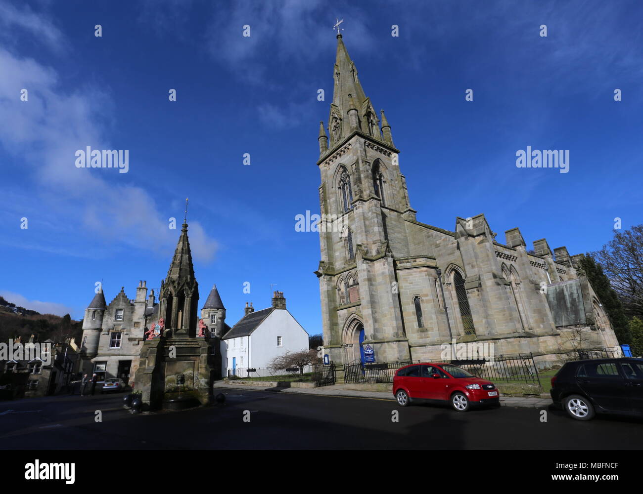 Chiesa Parrocchiale e Bruce Fontana Falkland Fife Scozia Aprile 2018 Foto Stock