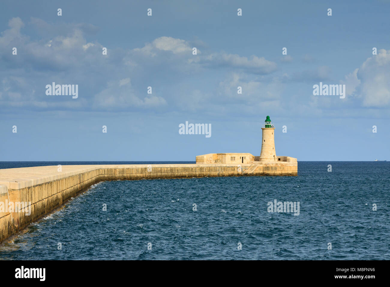 La Valletta Grand Harbour breakwater - Lanterna sulla scogliera all'ingresso del Grand Harbour, Valletta, Malta. Foto Stock