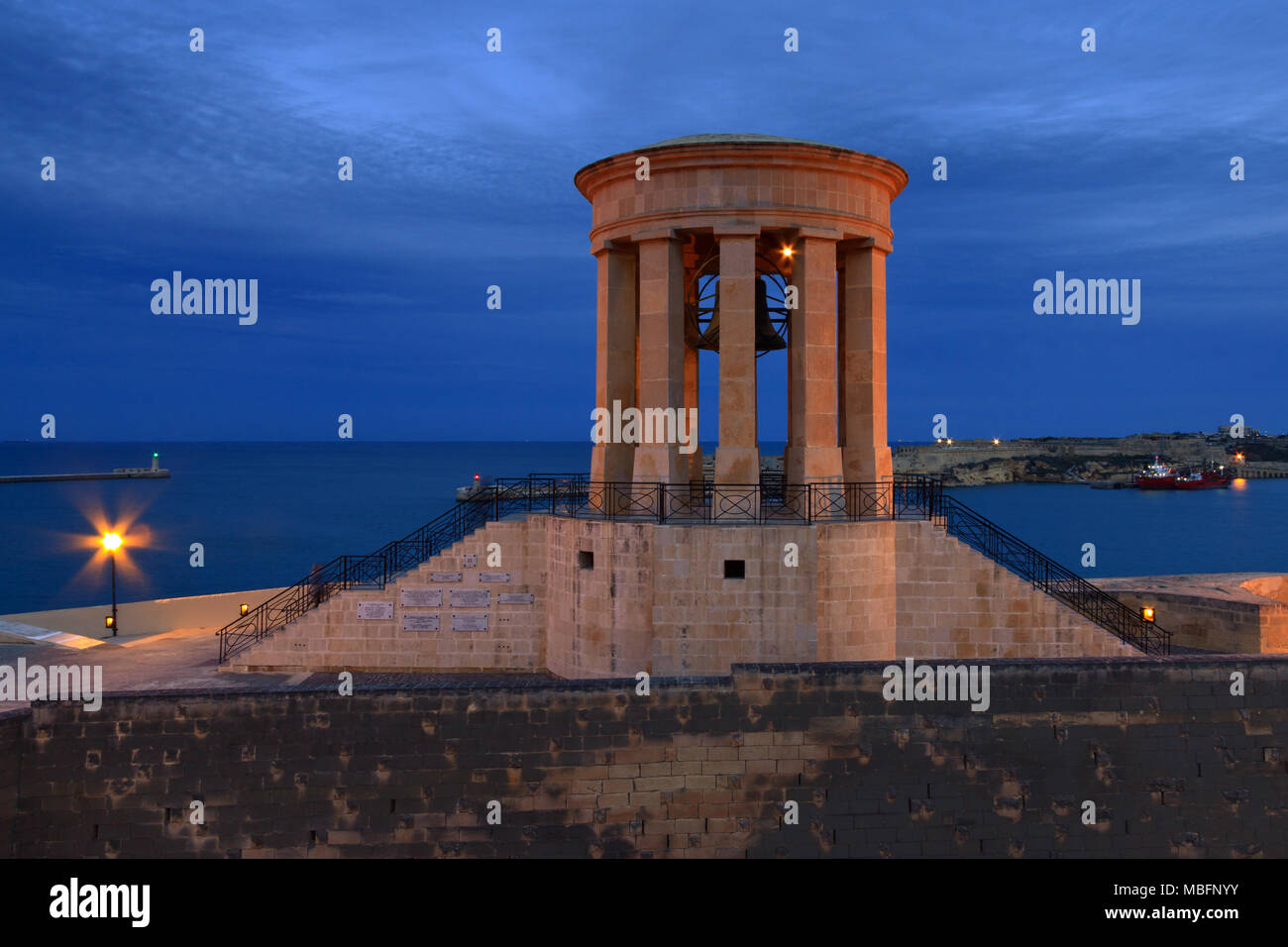 L assedio Bell Memoriale di guerra in serata nella città di La Valletta, Malta. Foto Stock