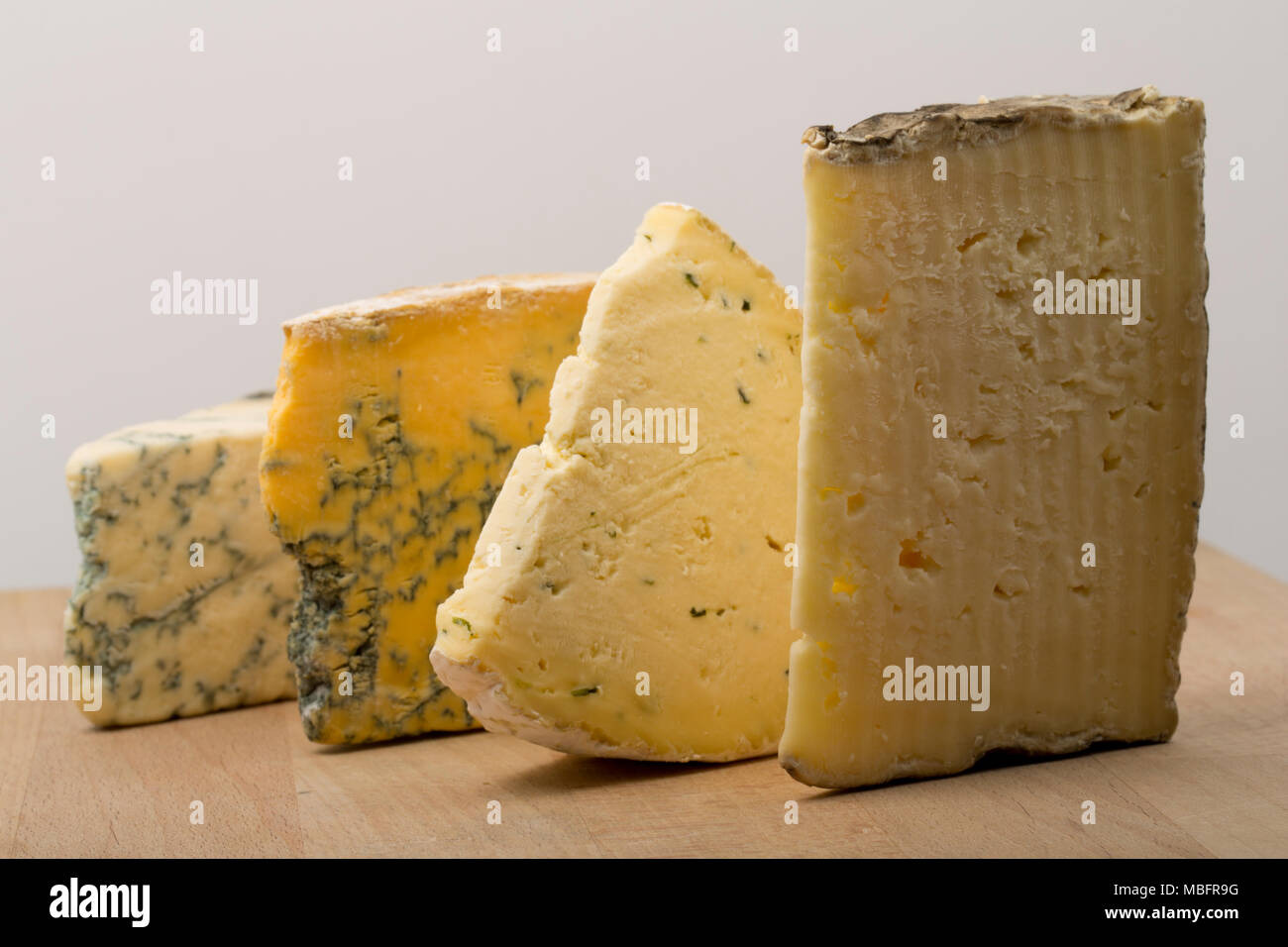 Una selezione di formaggi acquistati da un supermercato nel Regno Unito. Da sinistra a destra: Dorset Blue Vinney, CropwellBishop Nottinghamshire blu, Sharpham chi rustico Foto Stock