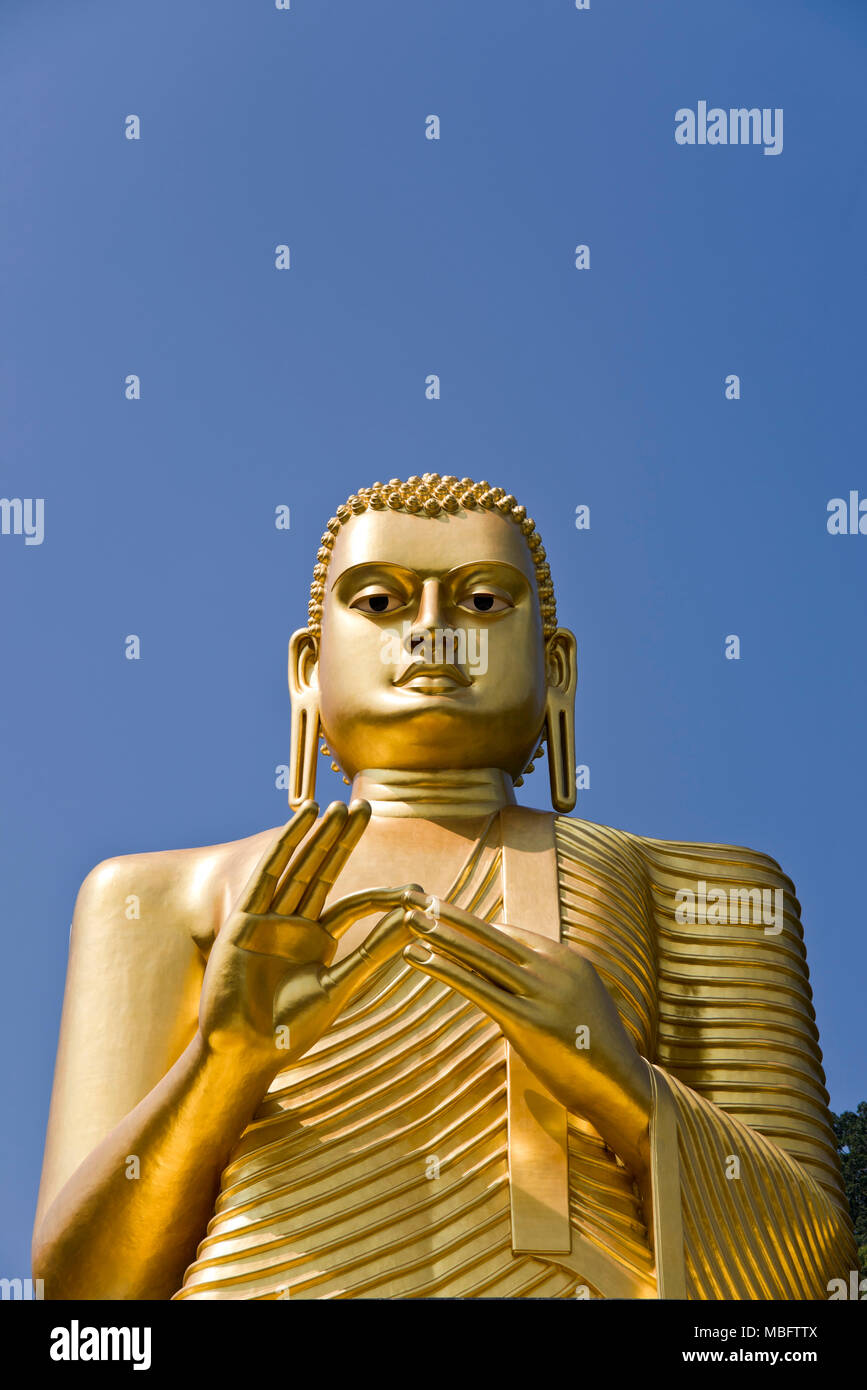 Verticale di vista ravvicinata del Grande Buddha seduto presso il Tempio d'Oro di Dambulla, Sri Lanka. Foto Stock