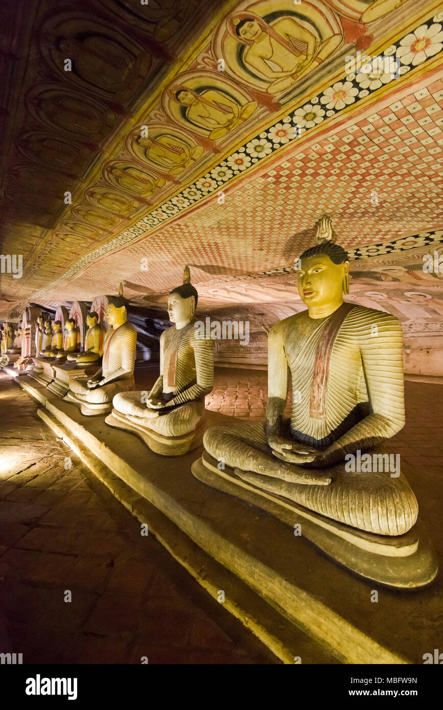 Vista verticale di statue di Buddha all'interno della Grotta del grande Re in Dambulla tempio nella grotta in Sri Lanka. Foto Stock