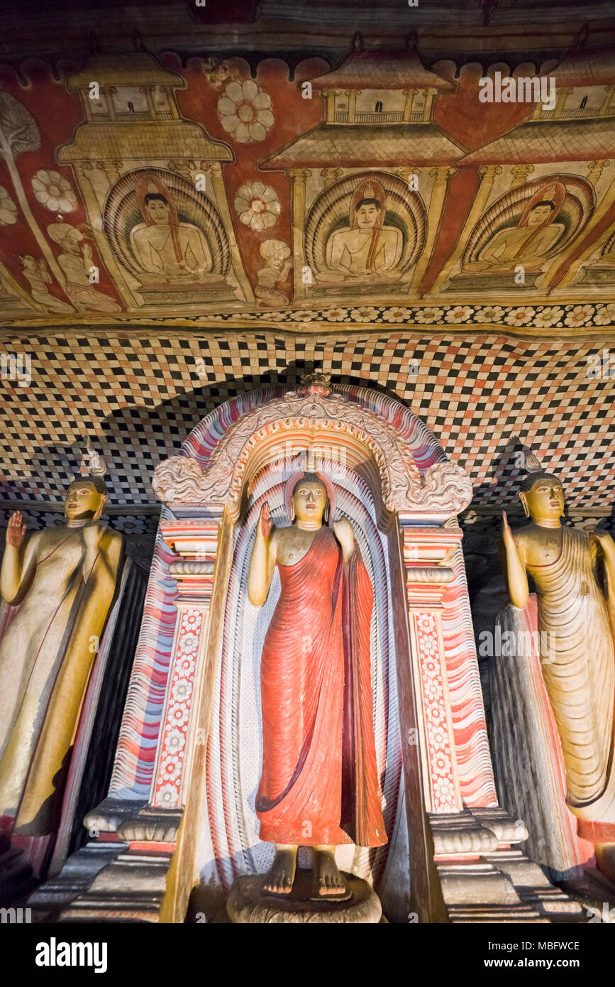 Vista verticale all'interno della Grotta del grande Re a Dambulla tempio nella grotta in Sri Lanka. Foto Stock