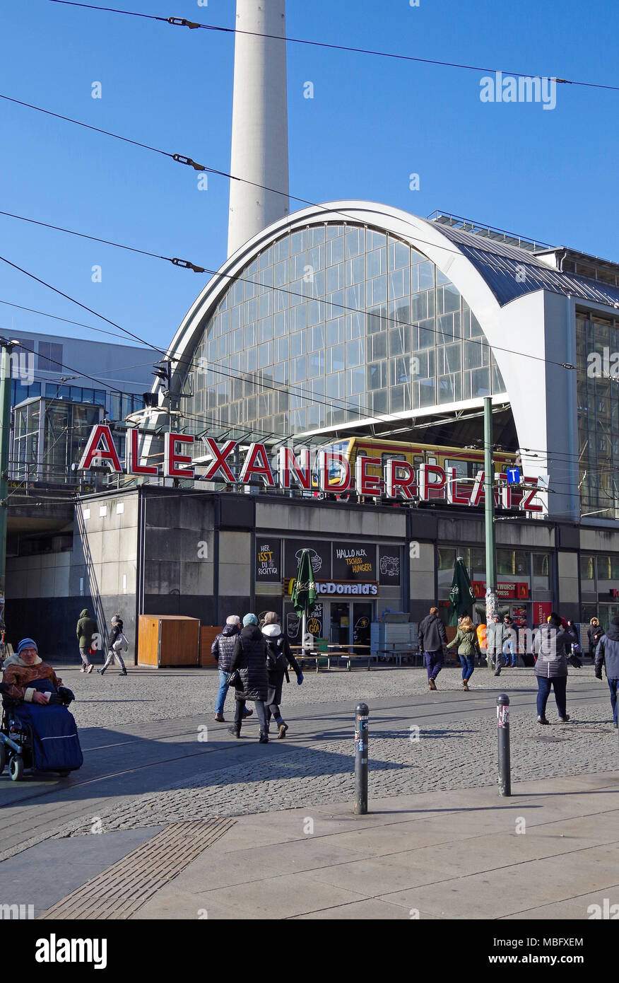 Berlin Alexanderplatz stazione, iconico treno arcuata capannone e il nome della stazione trattenuto dopo i recenti importanti lavori di rinnovo Foto Stock