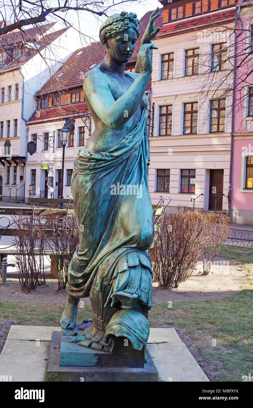 Clio (Klio), la musa della Storia, scultura da Albert Wolff , ora nel giardino della Nikolaikirche, a Berlino, St Nicholas Chiesa. Foto Stock