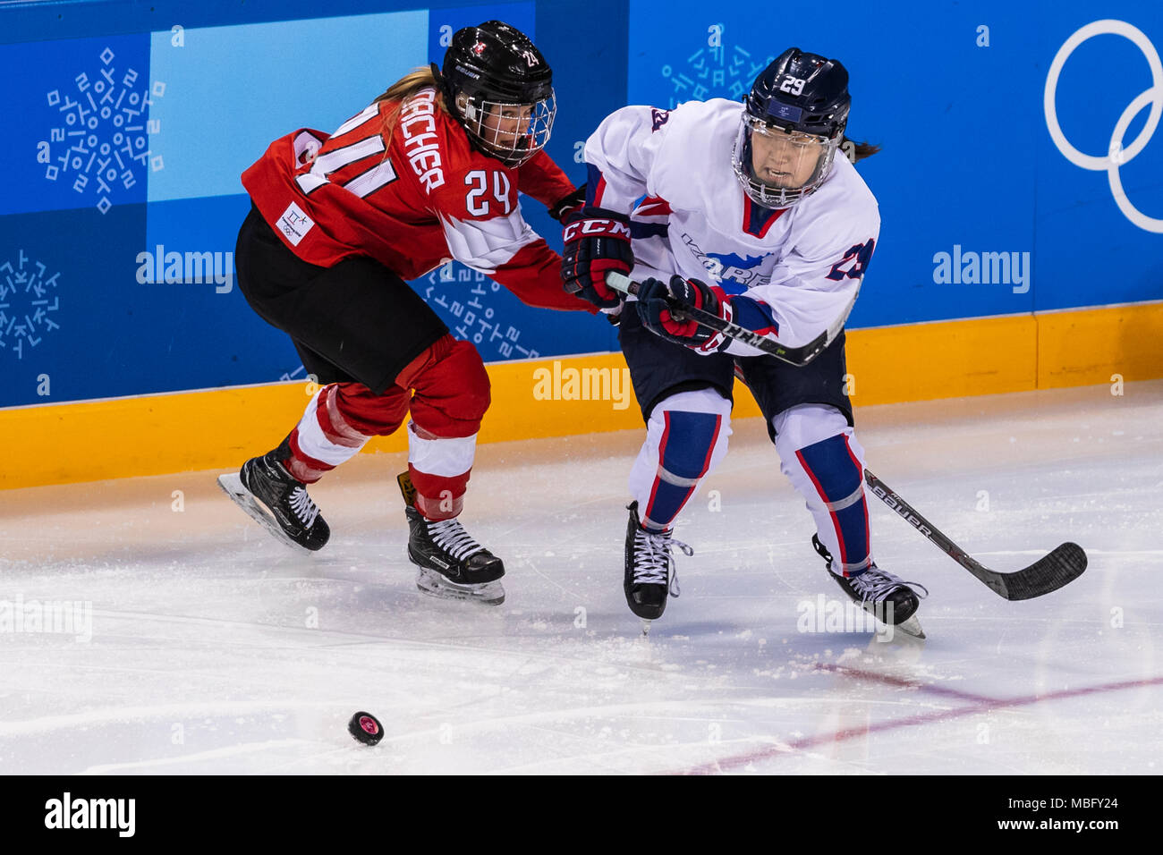 Isabel Waidacher (SUI) #24 e Jingyu Lee (KOR) #29 durante la Corea (combinded) vs donne Svizzera di Hockey su ghiaccio della concorrenza a Giochi Olimpici Invernali Foto Stock