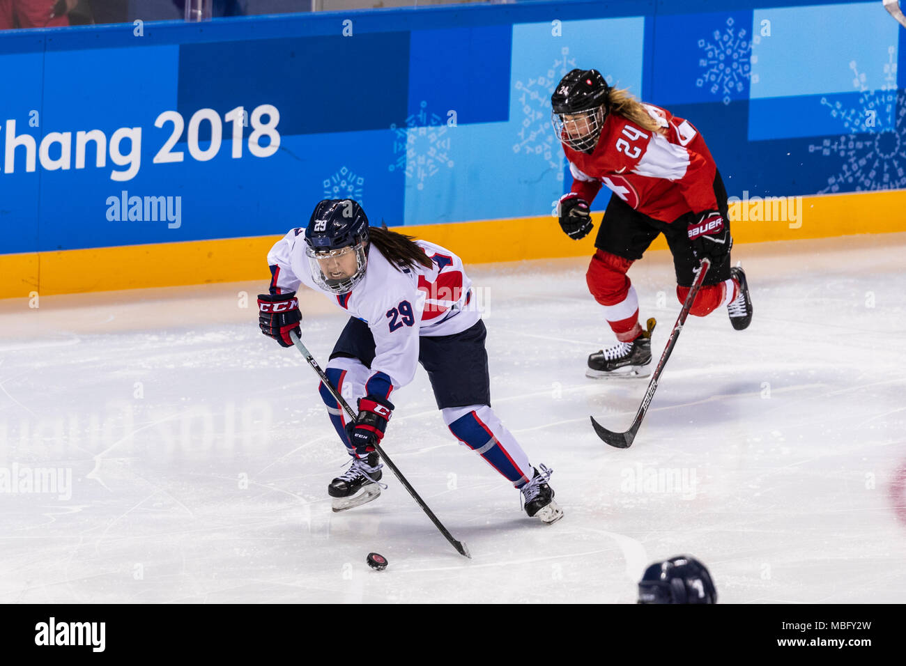 Isabel Waidacher (SUI) #24 e Jingyu Lee (KOR) #29 durante la Corea (combinded) vs donne Svizzera di Hockey su ghiaccio della concorrenza a Giochi Olimpici Invernali Foto Stock