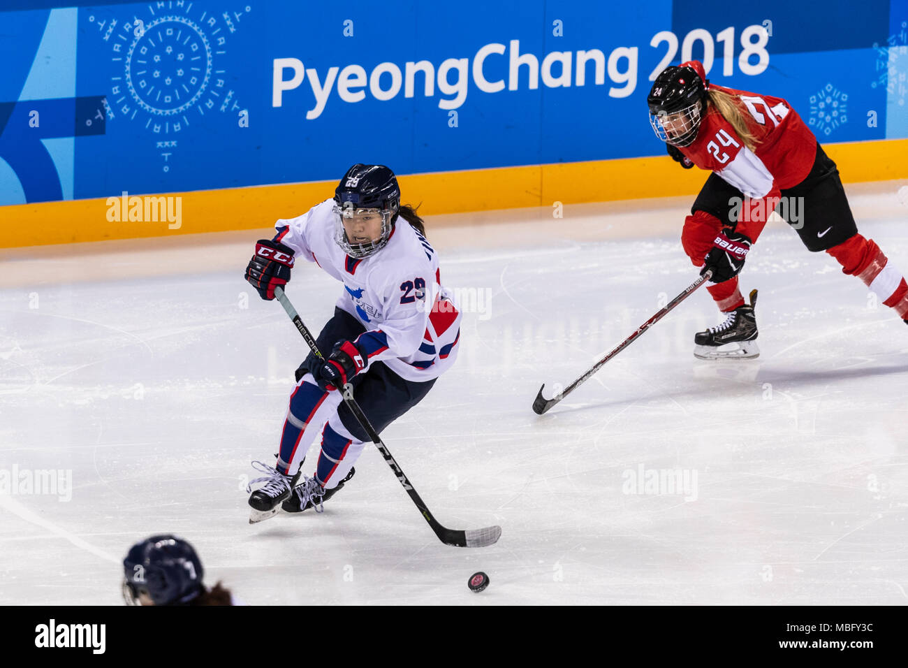 Isabel Waidacher (SUI) #24 e Jingyu Lee (KOR) #29 durante la Corea (combinded) vs donne Svizzera di Hockey su ghiaccio della concorrenza a Giochi Olimpici Invernali Foto Stock