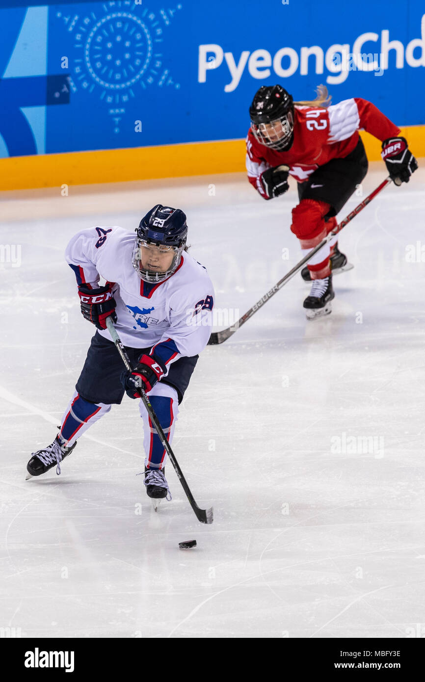 Isabel Waidacher (SUI) #24 e Jingyu Lee (KOR) #29 durante la Corea (combinded) vs donne Svizzera di Hockey su ghiaccio della concorrenza a Giochi Olimpici Invernali Foto Stock
