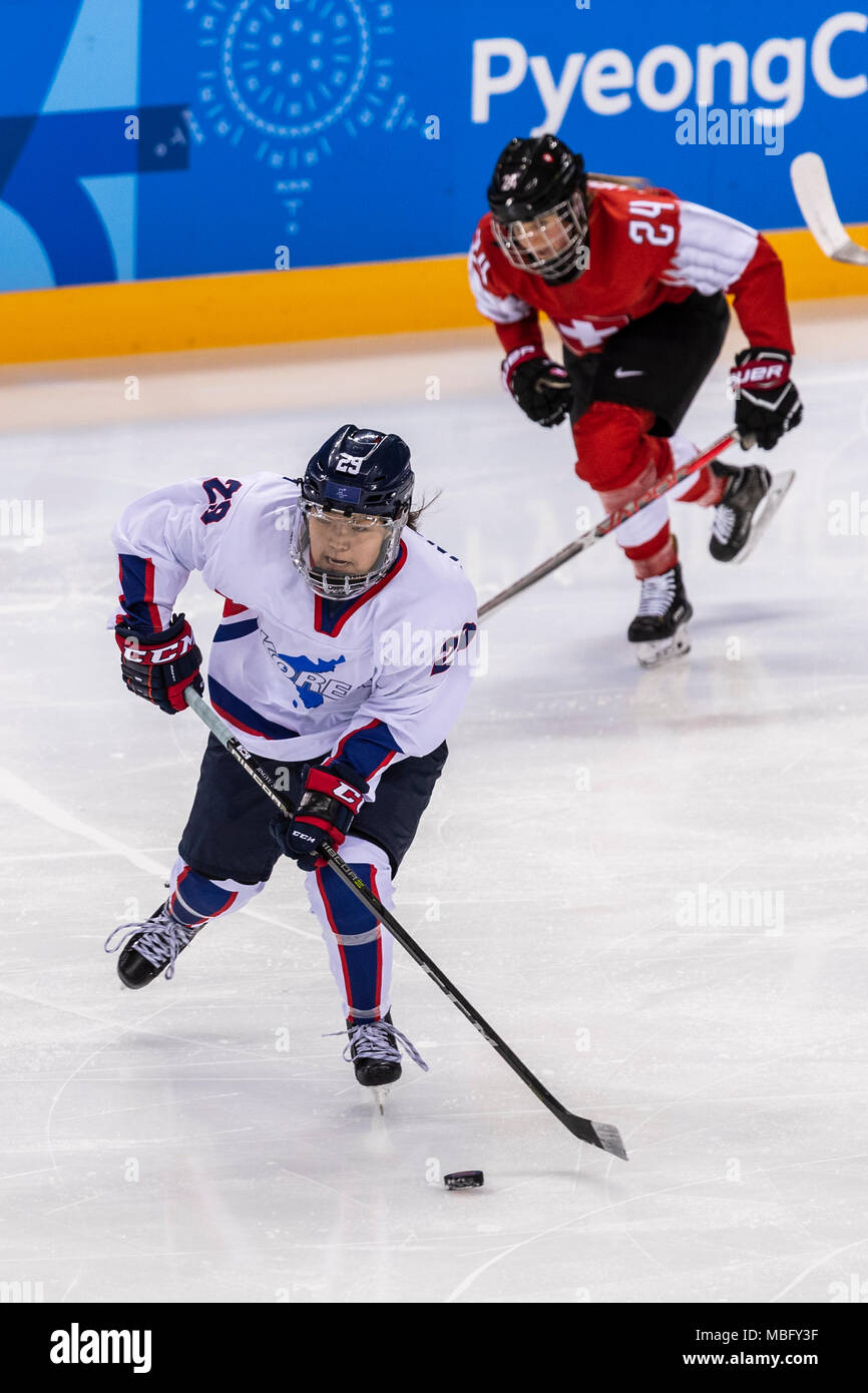 Isabel Waidacher (SUI) #24 e Jingyu Lee (KOR) #29 durante la Corea (combinded) vs donne Svizzera di Hockey su ghiaccio della concorrenza a Giochi Olimpici Invernali Foto Stock