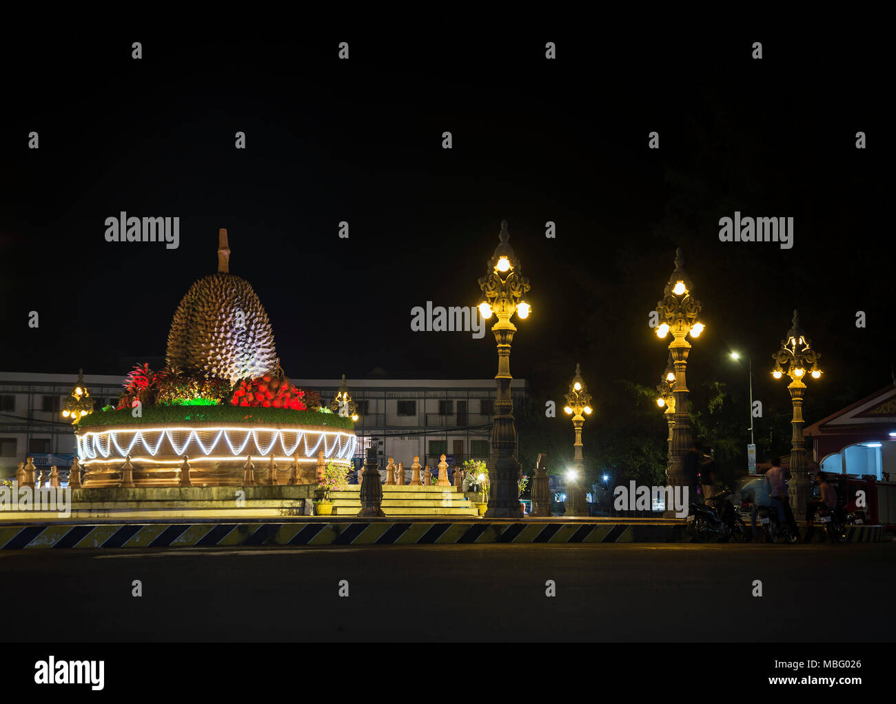 Durian rotonda punto di riferimento nel centro di Kampot town street Cambogia di notte Foto Stock