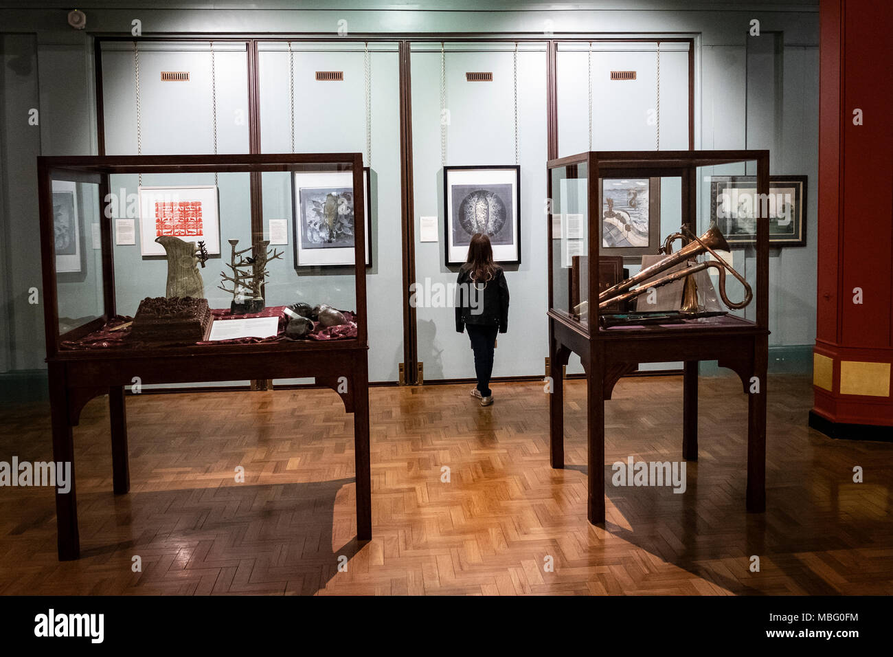 Una giovane ragazza guardando l'arte all'interno Cliffe Castle Museum, Keighley, Bradford, Yorkshire, Regno Unito. Foto Stock