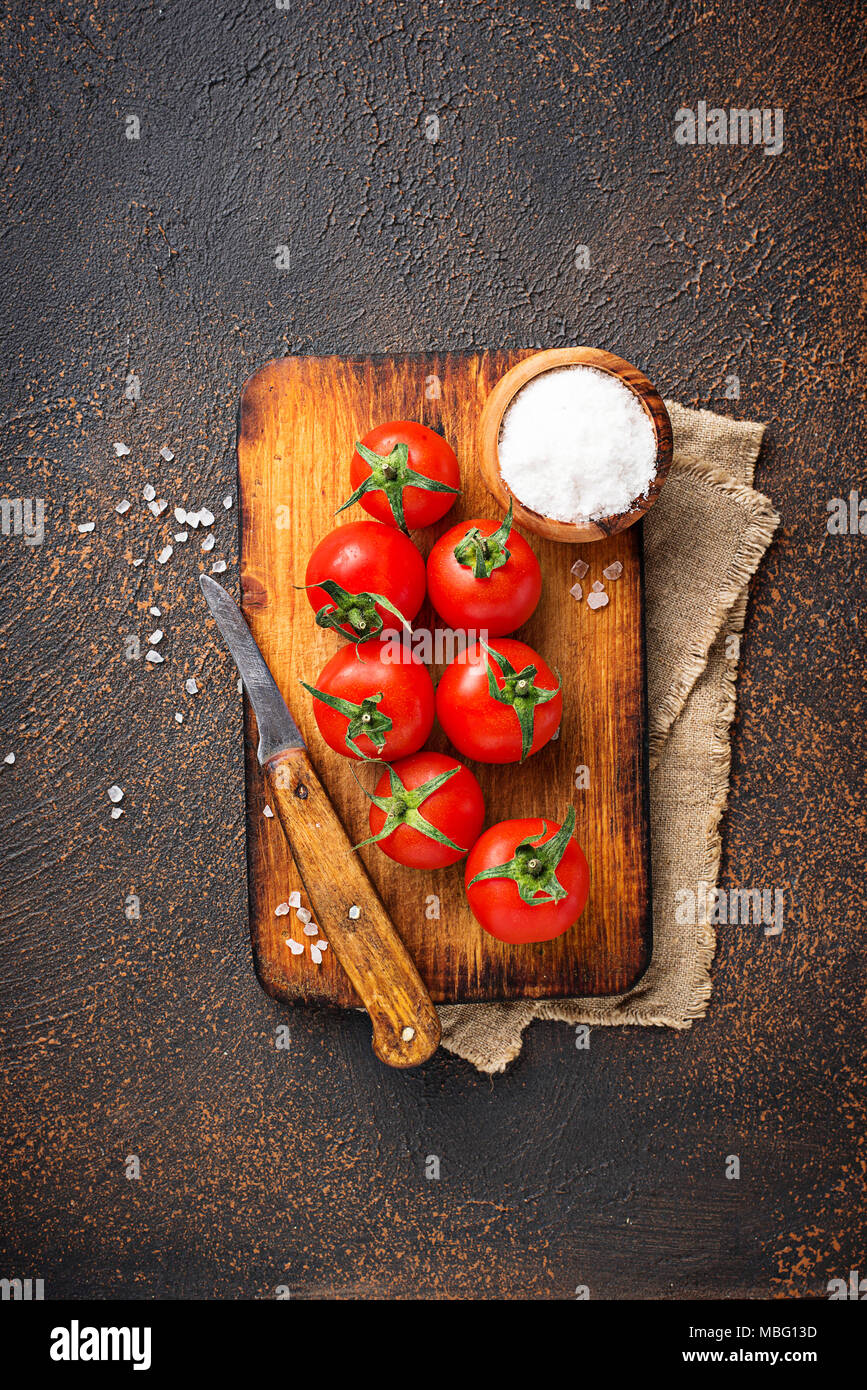 Freschi pomodori ciliegia su sfondo arrugginito Foto Stock