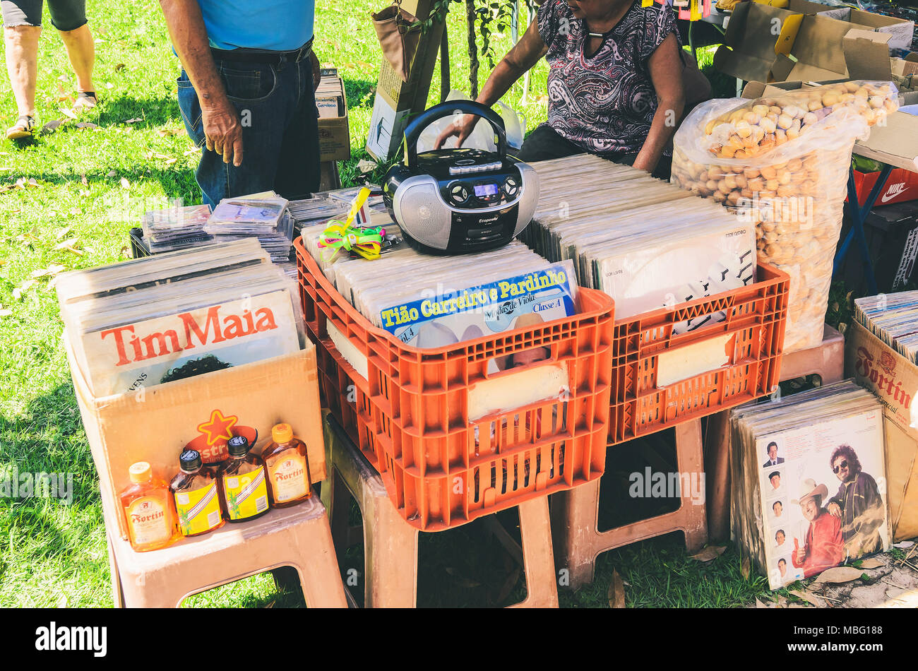 Campo Grande, Brasile - Aprile 08, 2018: vendita di dischi in vinile all aria aperta fair chiamato Bolivia (quadrato Praca Bolivia) che accade ogni primo sund Foto Stock