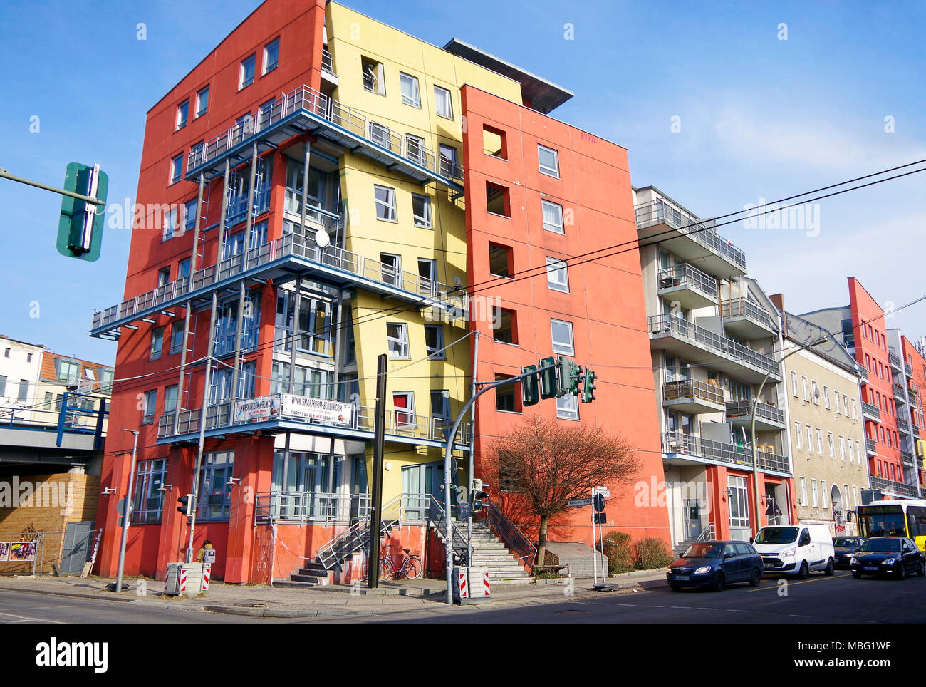 Berlin Apartments, Destructivist architettura di stile, 6- piani di blocchi, il rosso e il giallo, scale di metallo e balconi, stranamente eccitante edificio Foto Stock