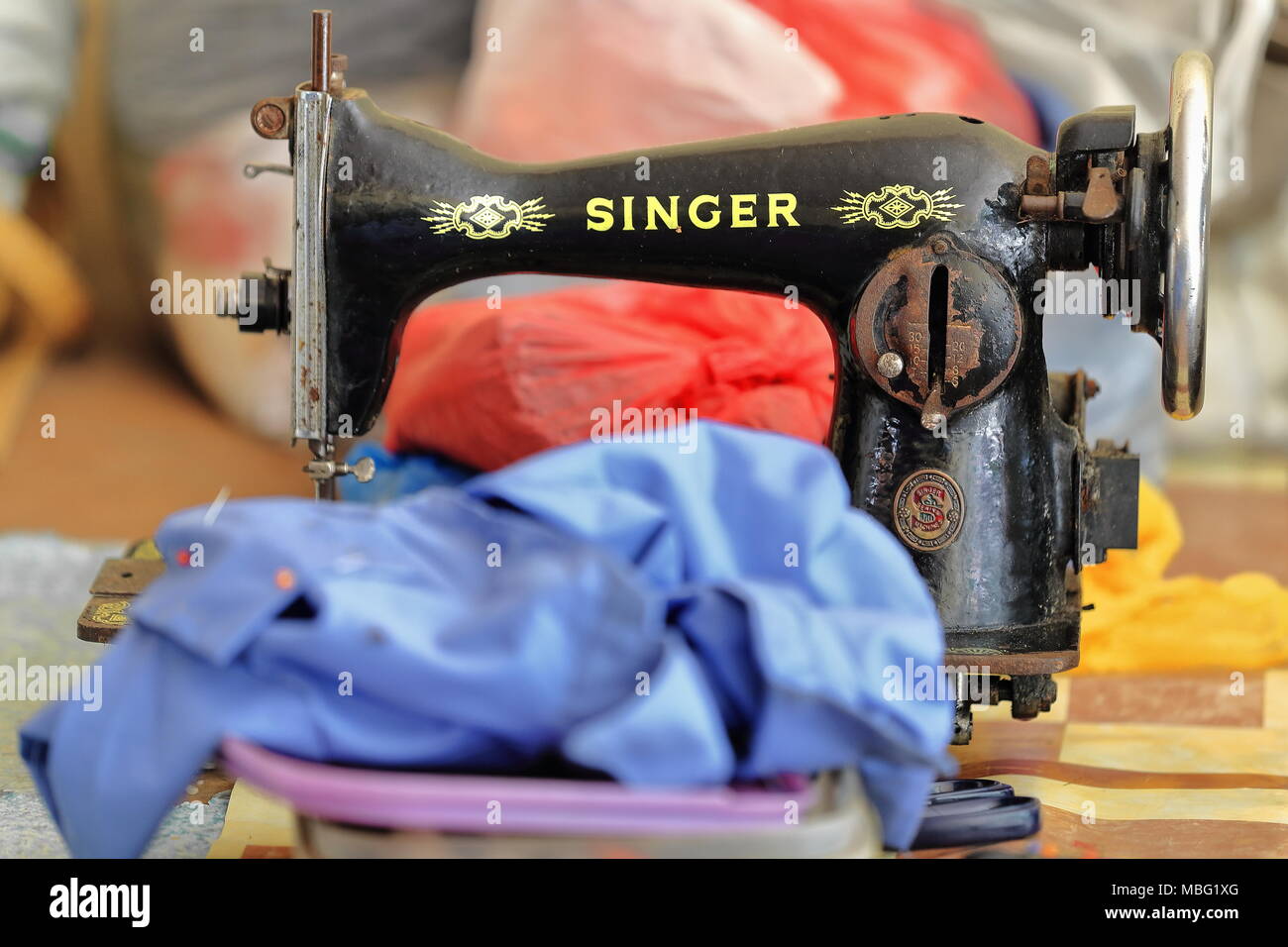 Sipalay, Philippines-October 13, 2016: sarti e seamstresses in città mercato pubblico ancora utilizzare alcuni collector.s vecchie macchine da cucire dating origine Foto Stock