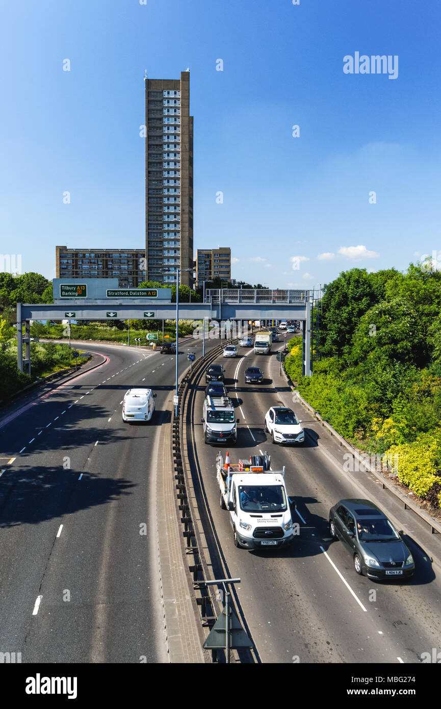 Torre Balfron edificio residenziale e A102 Blackwall Tunnel Approccio in London, England Regno Unito Regno Unito Foto Stock