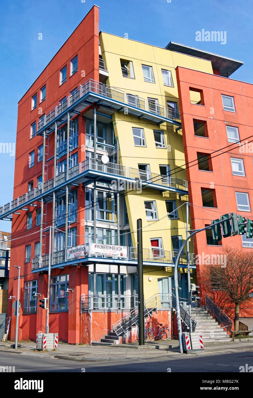 Berlin Apartments, Destructivist architettura di stile, 6- piani di blocchi, il rosso e il giallo, scale di metallo e balconi, stranamente eccitante edificio Foto Stock