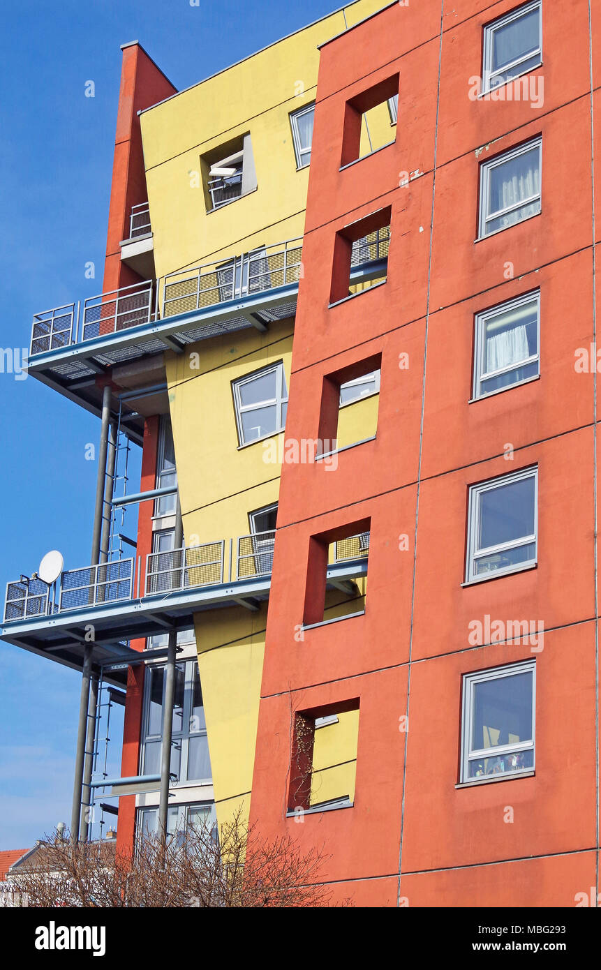 Berlin Apartments, Destructivist architettura di stile, 6- piani di blocchi, il rosso e il giallo, scale di metallo e balconi, stranamente eccitante edificio Foto Stock