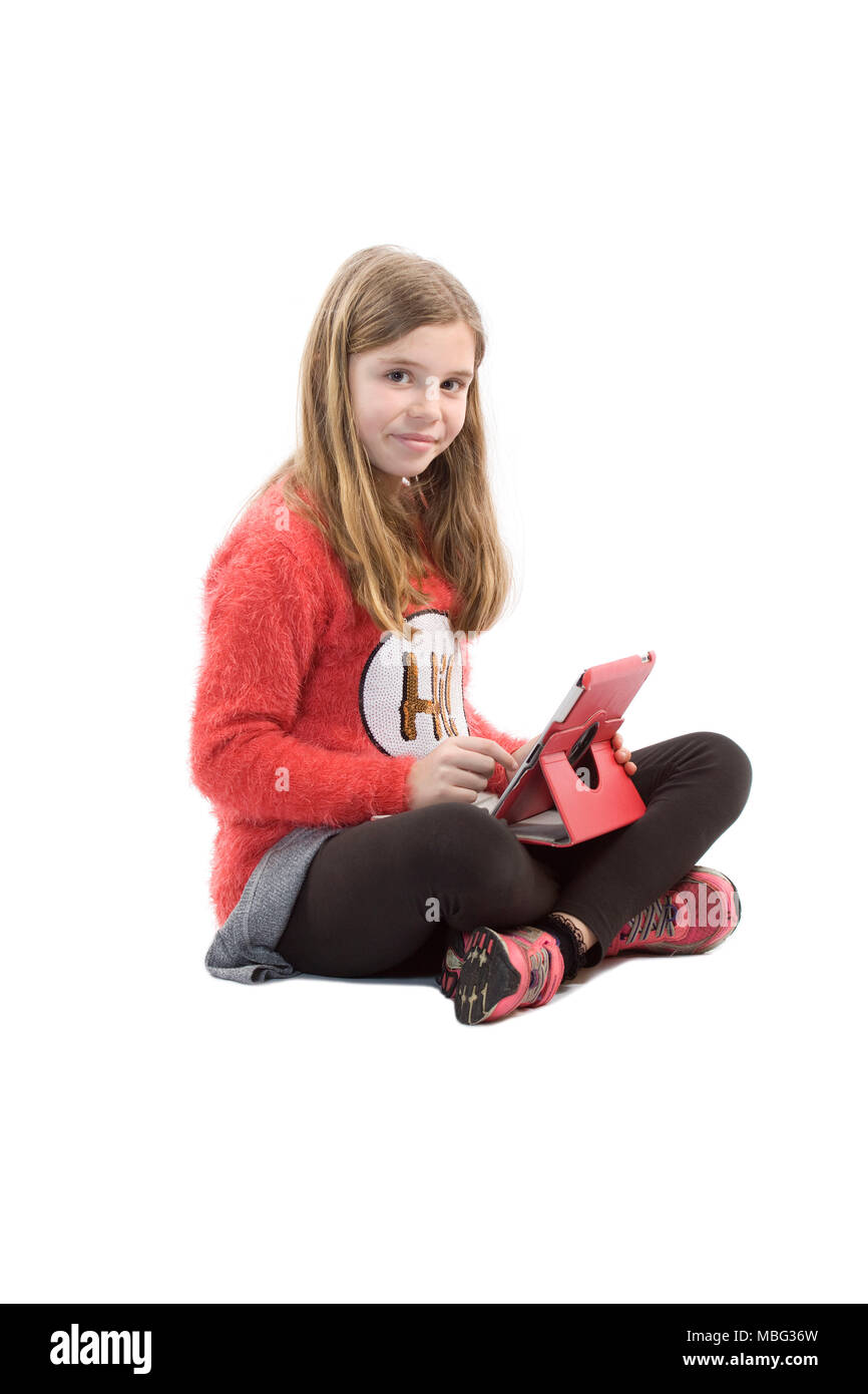 Giovane ragazza sedeva con iPad guardando la fotocamera Foto Stock