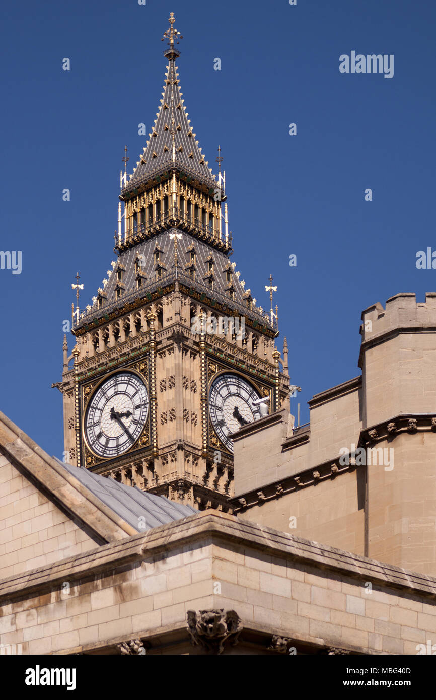 Il Elizabeth (Clock) Torre presso il Palazzo di Westminster, spesso noto come Big Ben, intravedono da St Margaret Street a sud-ovest. Londra, Regno Unito Foto Stock