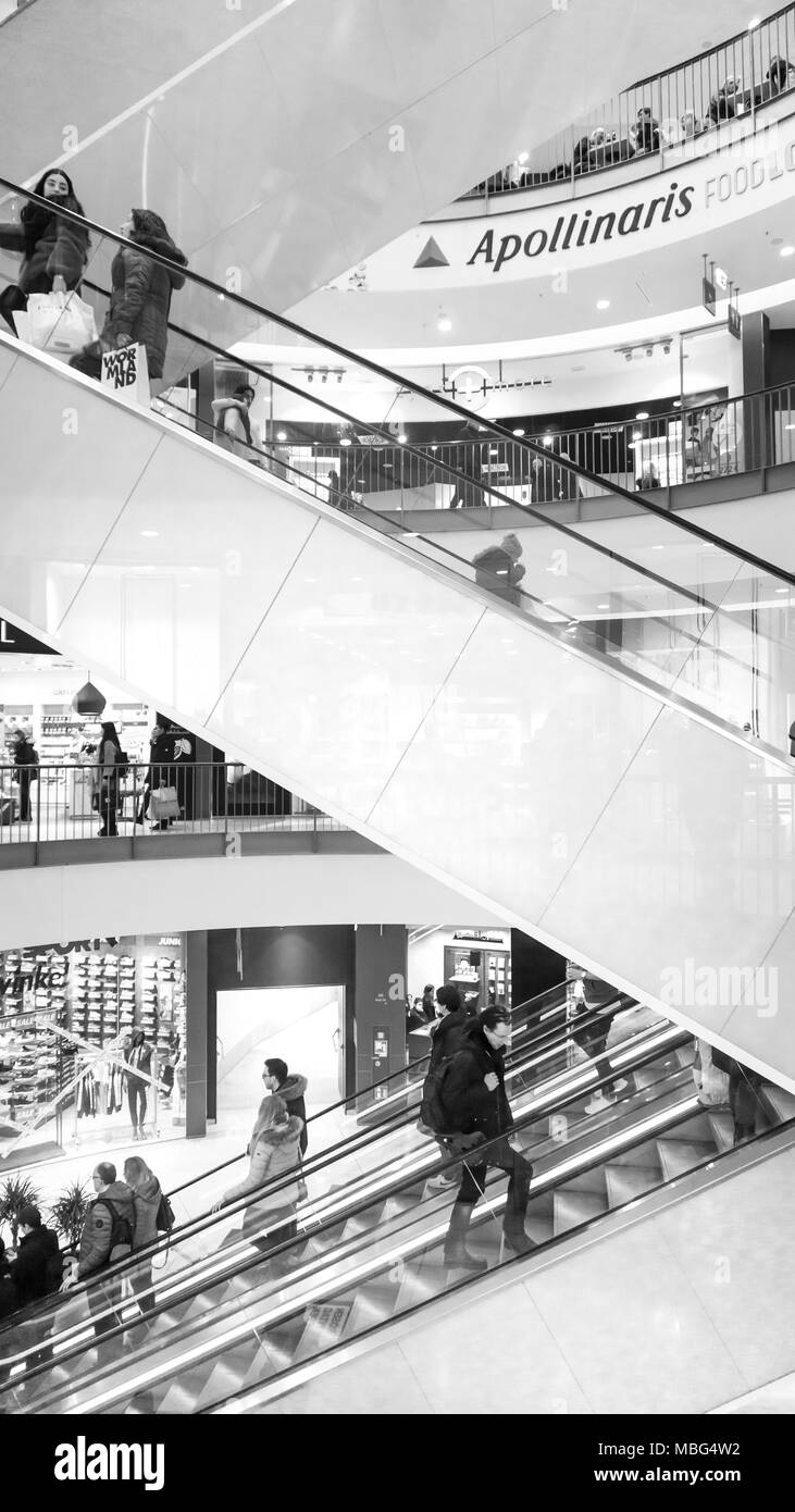 Dortmund, Germania - Febbraio 18th, 2018: la gente in un centro commerciale Foto Stock