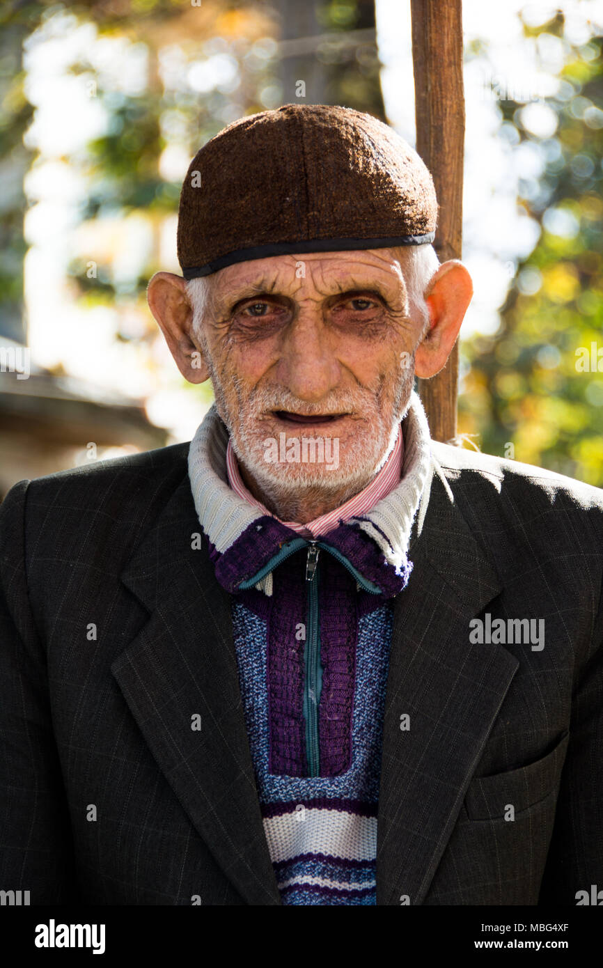 Un vecchio uomo era la localizzazione nel Vecchio Bazar di Rudsar Foto Stock