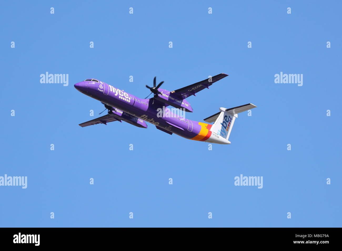 Flybe Bombardier Dash-8 G-ECOH uscire dall'Aeroporto Heathrow di Londra, Regno Unito Foto Stock