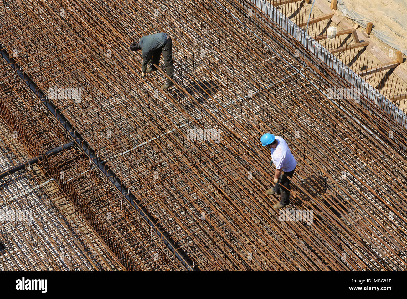 Arbeiter legen Bewehrungsstahl Foto Stock