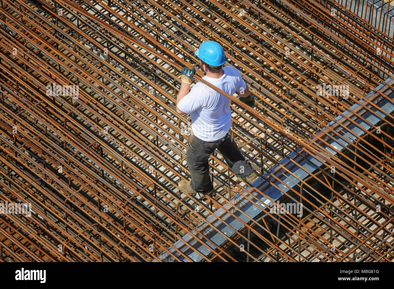 Arbeiter mit Bewehrungsstahl Foto Stock