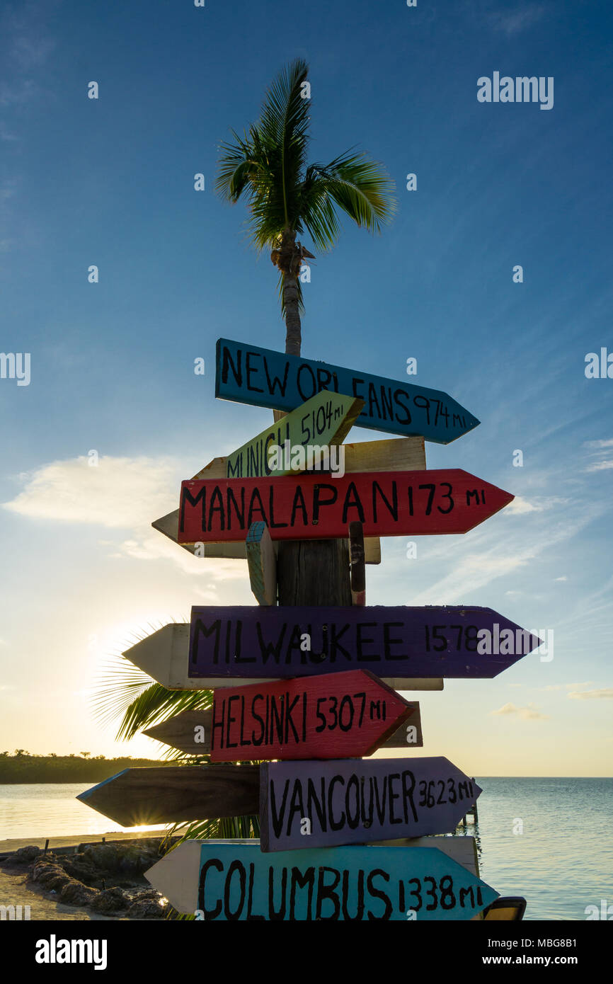 Stati Uniti d'America, Florida, il cartello in legno che mostra le distanze in diverse direzioni in una spiaggia Foto Stock