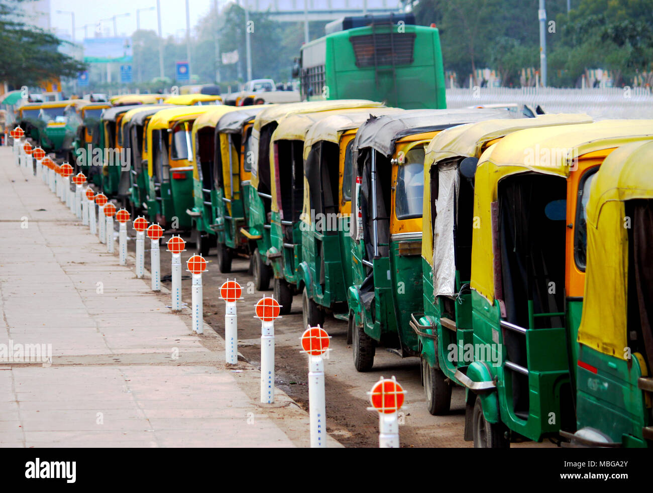 Coda di Auto Rickshaw di Delhi, India. Auto Rickshaw è considerato come il principale mezzo per il trasporto in India. Foto Stock