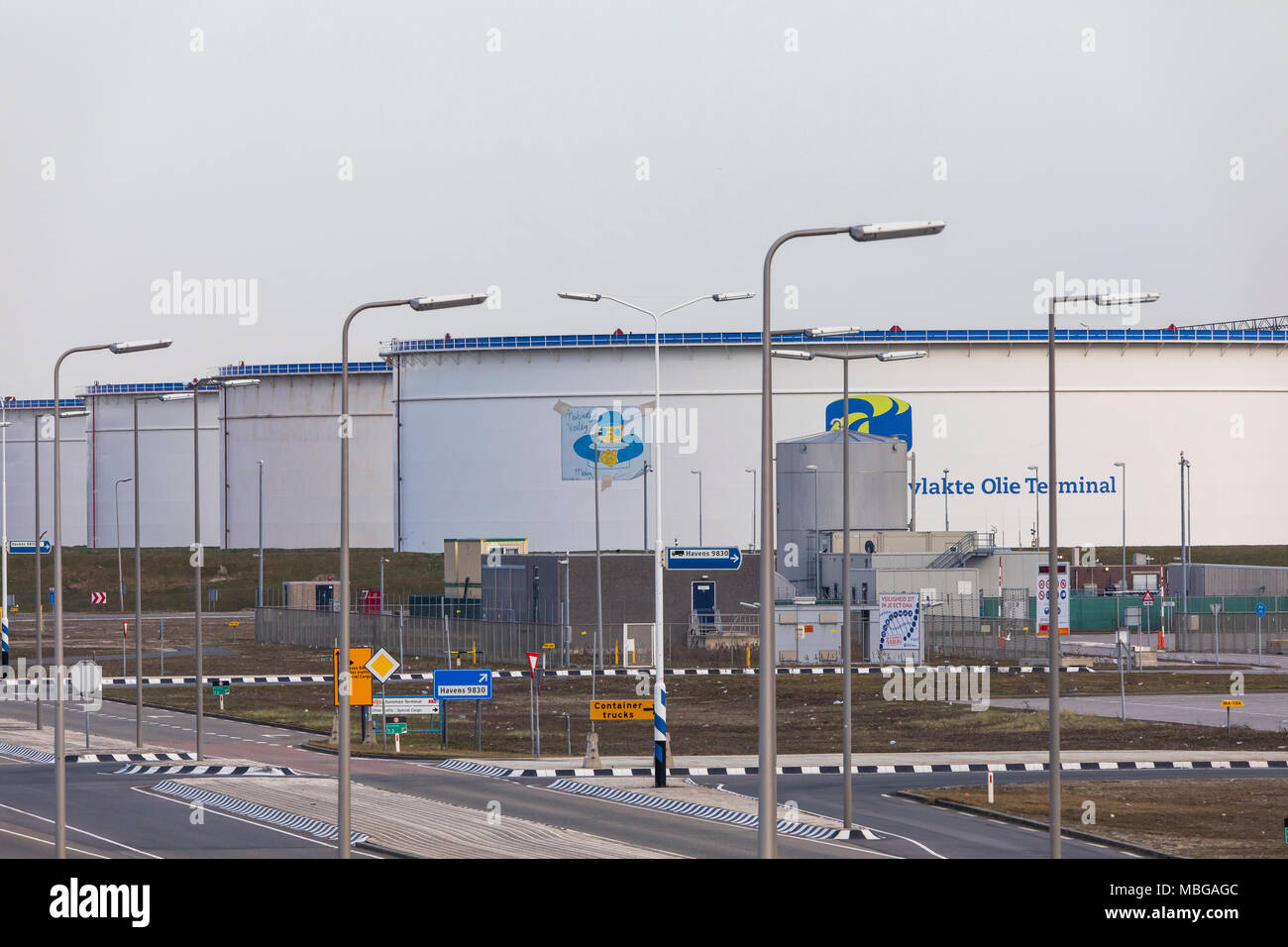 La marina di Rotterdam, Paesi Bassi, deep-sea port Maasvlakte 2, su un creato artificialmente land area di fronte alla costa originale, grandi serbatoi di Foto Stock