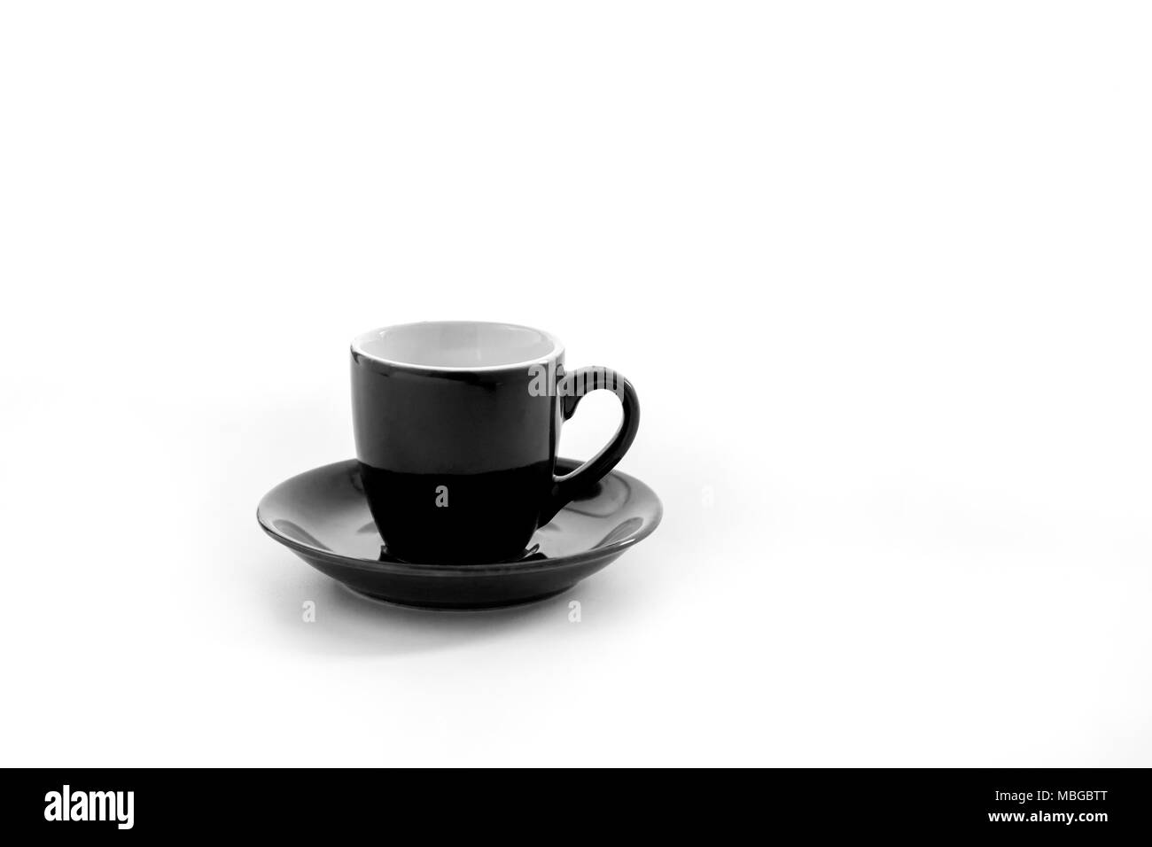 Tazza e piattino isolati su sfondo bianco. Foto Stock