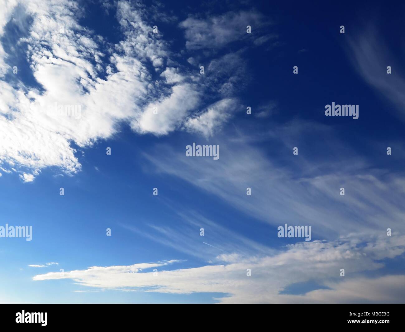 Magic cielo blu con nuvole bianche Foto Stock