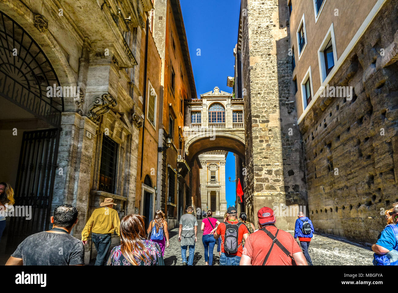 Una guida turistica è a capo di un gruppo di turisti attraverso il colle Capitolino e il Portico dii Consentes vicino al Foro Romano a Roma Italia Foto Stock