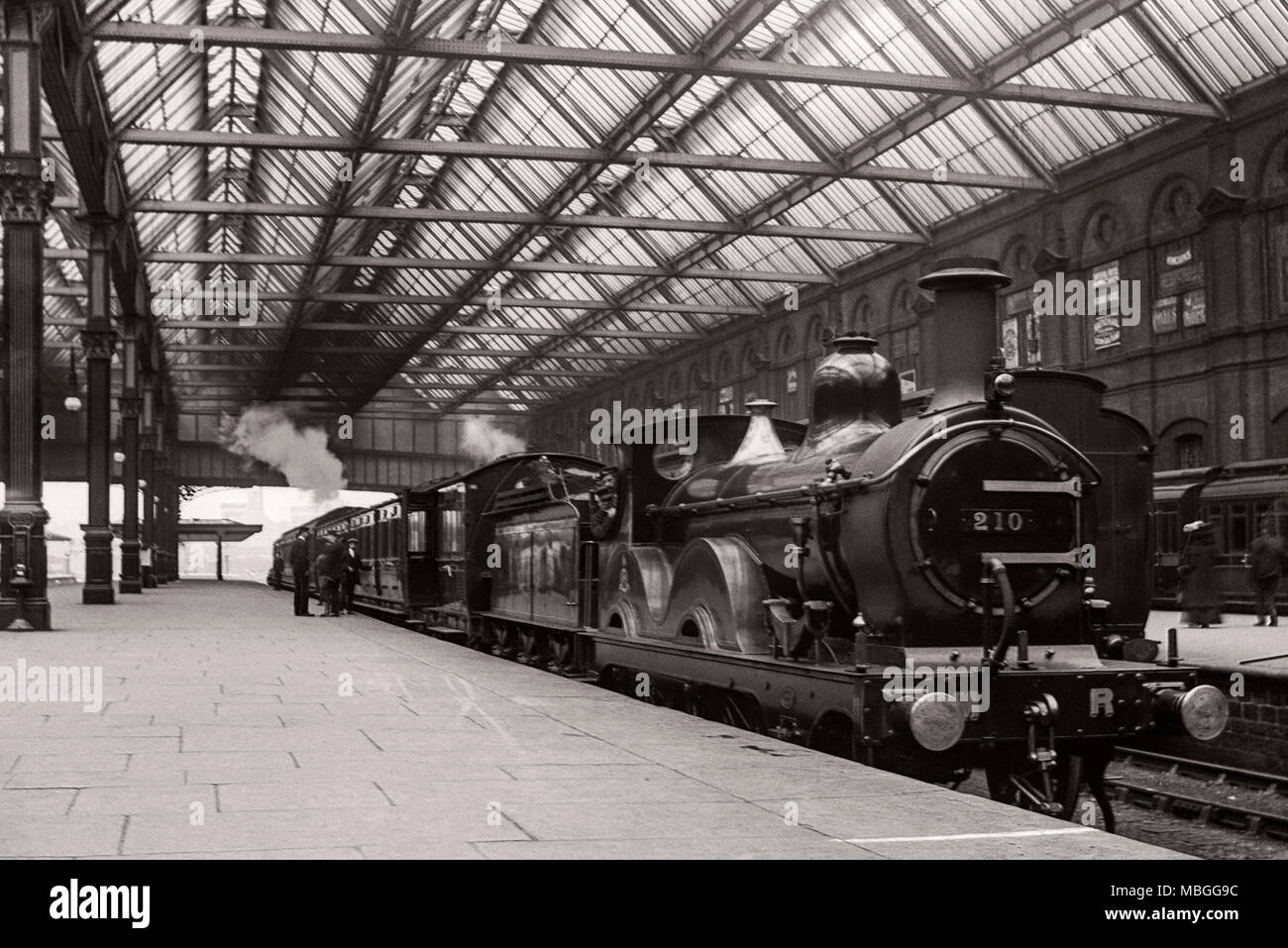 Circa 1909 immagine presa da una lastra di vetro negativo di una ferrovia Midland treno a vapore n. 210 in una posizione sconosciuta. Foto Stock