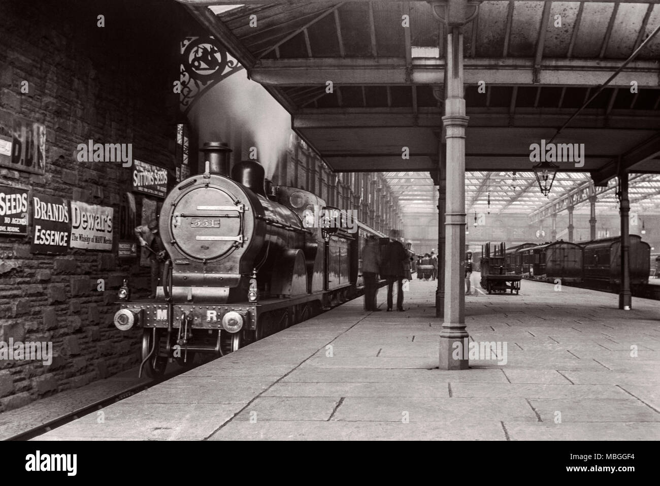 Circa 1909 immagine presa da una lastra di vetro negativo di una ferrovia Midland treno a vapore n. 551 in una posizione sconosciuta. Foto Stock