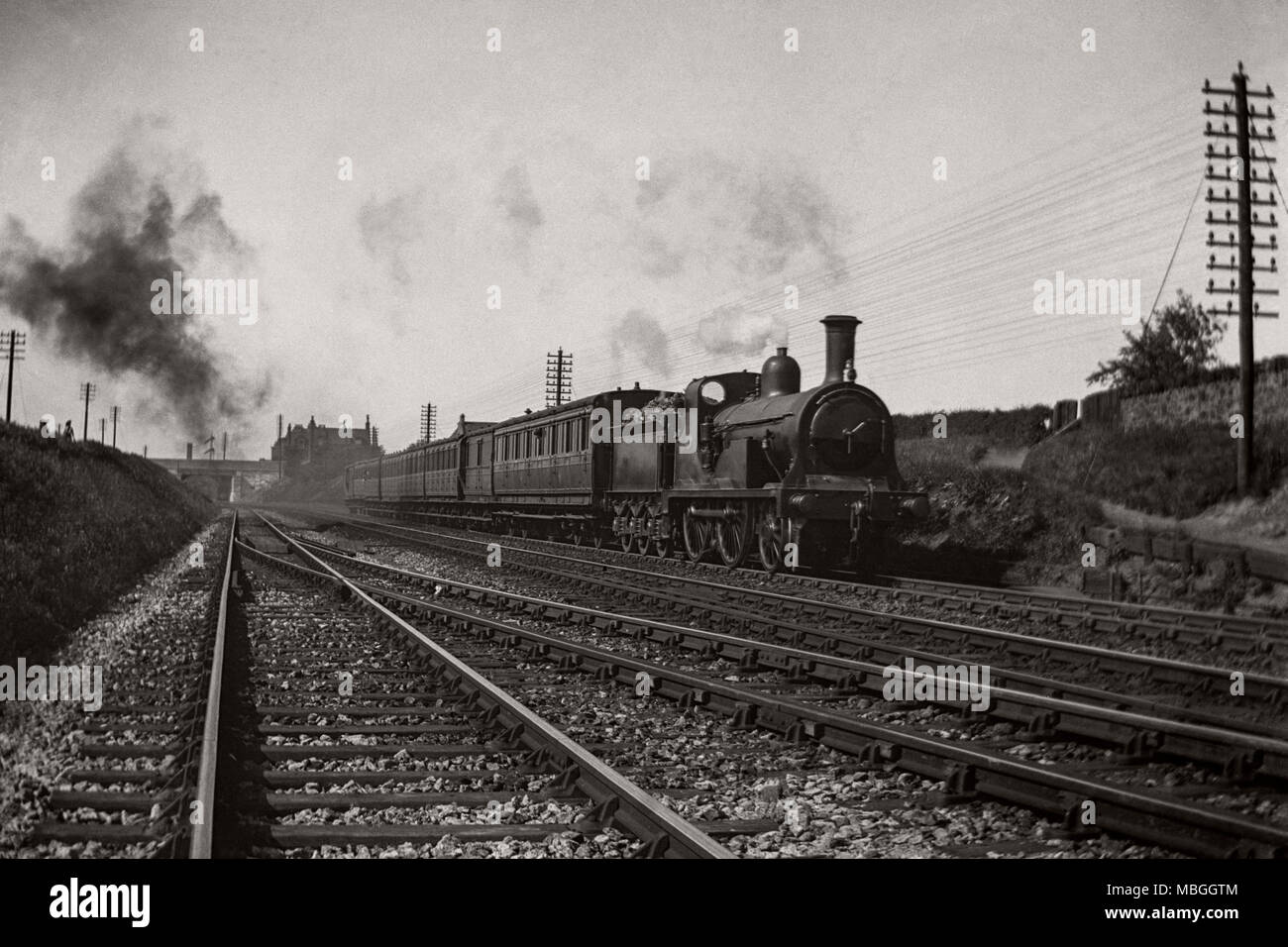 Circa 1909 immagine presa da una lastra di vetro negativo di una ferrovia Midland treno a vapore in corrispondenza di una posizione sconosciuta. Foto Stock
