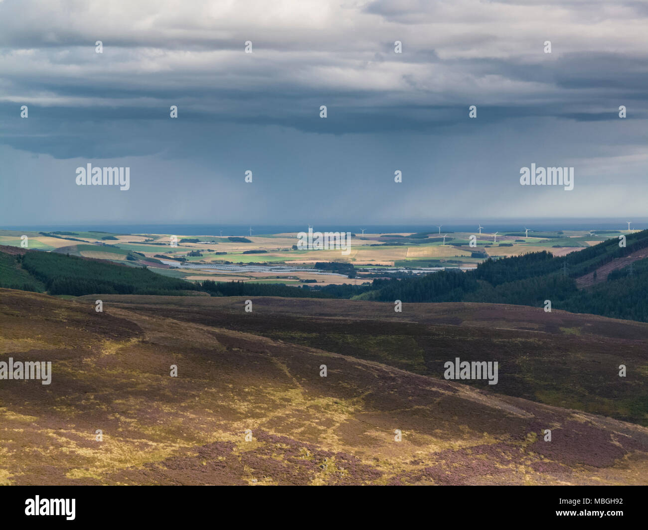 Vista delle centrali eoliche in Aberdeenshire dalla vecchia strada militare Foto Stock