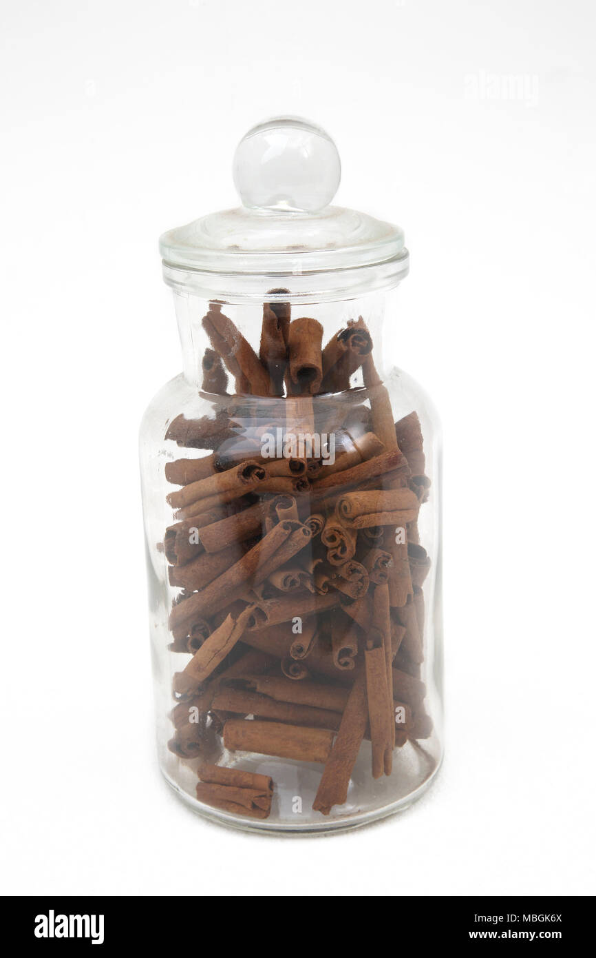 Bastoncini di cannella in vetro vaso di storage Foto Stock