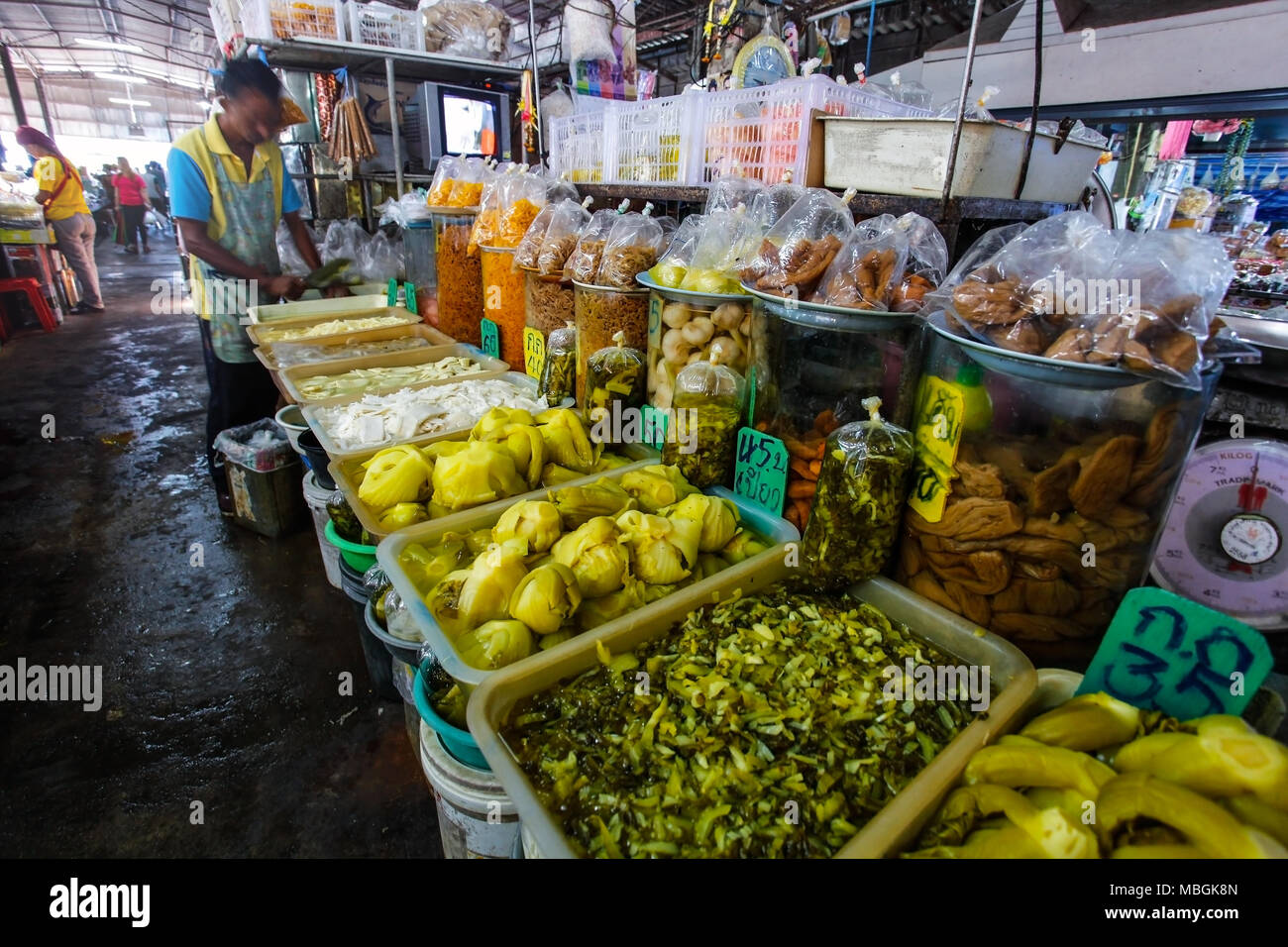 Khao Lak, Tailandia - 22 Febbraio 2016: Varietà di frutta fresca e verdura prodotti visualizzati sul locale mercato alimentare al mattino. Cucina tailandese è Foto Stock