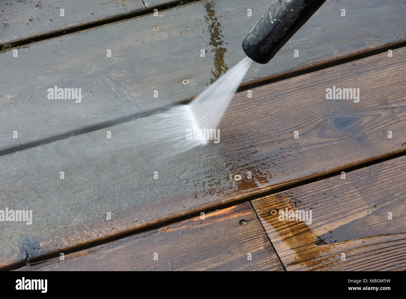 Ponte di Legno per la pulizia di pavimenti con getto di acqua ad alta pressione Foto Stock